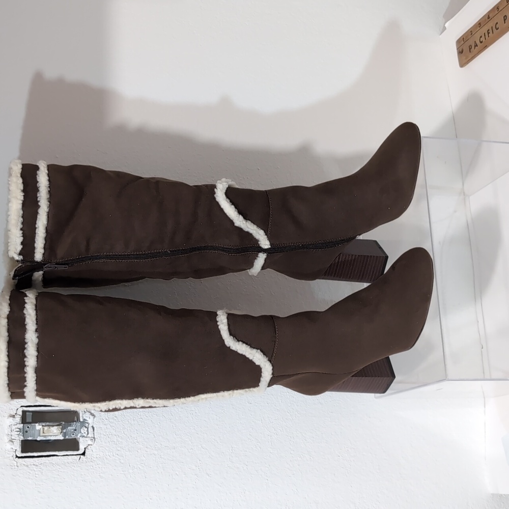 Healed boots. Rainforest Shar-Pe trim, chicorroy, coffee color size 8